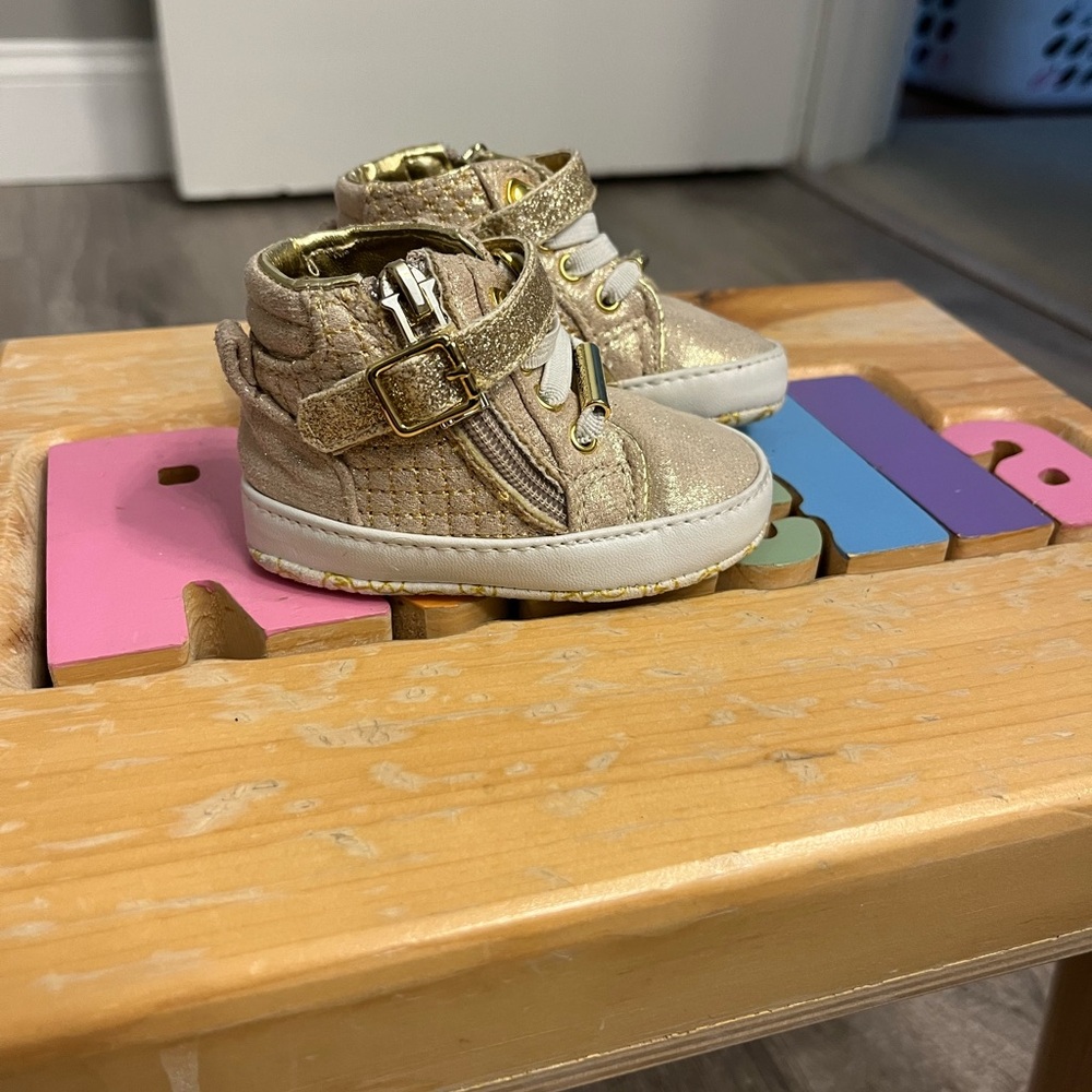 Baby Girl's MICHAEL‎ Michael Kors Baby Rio Gold Sneakers- Size 2- Pre-owned